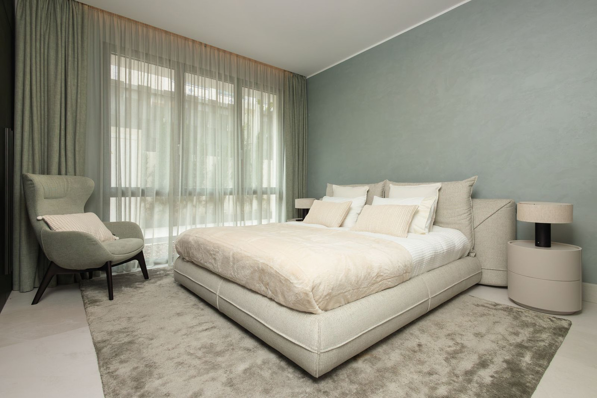 4 Bedroom Apartment in Marbella - Photo 17