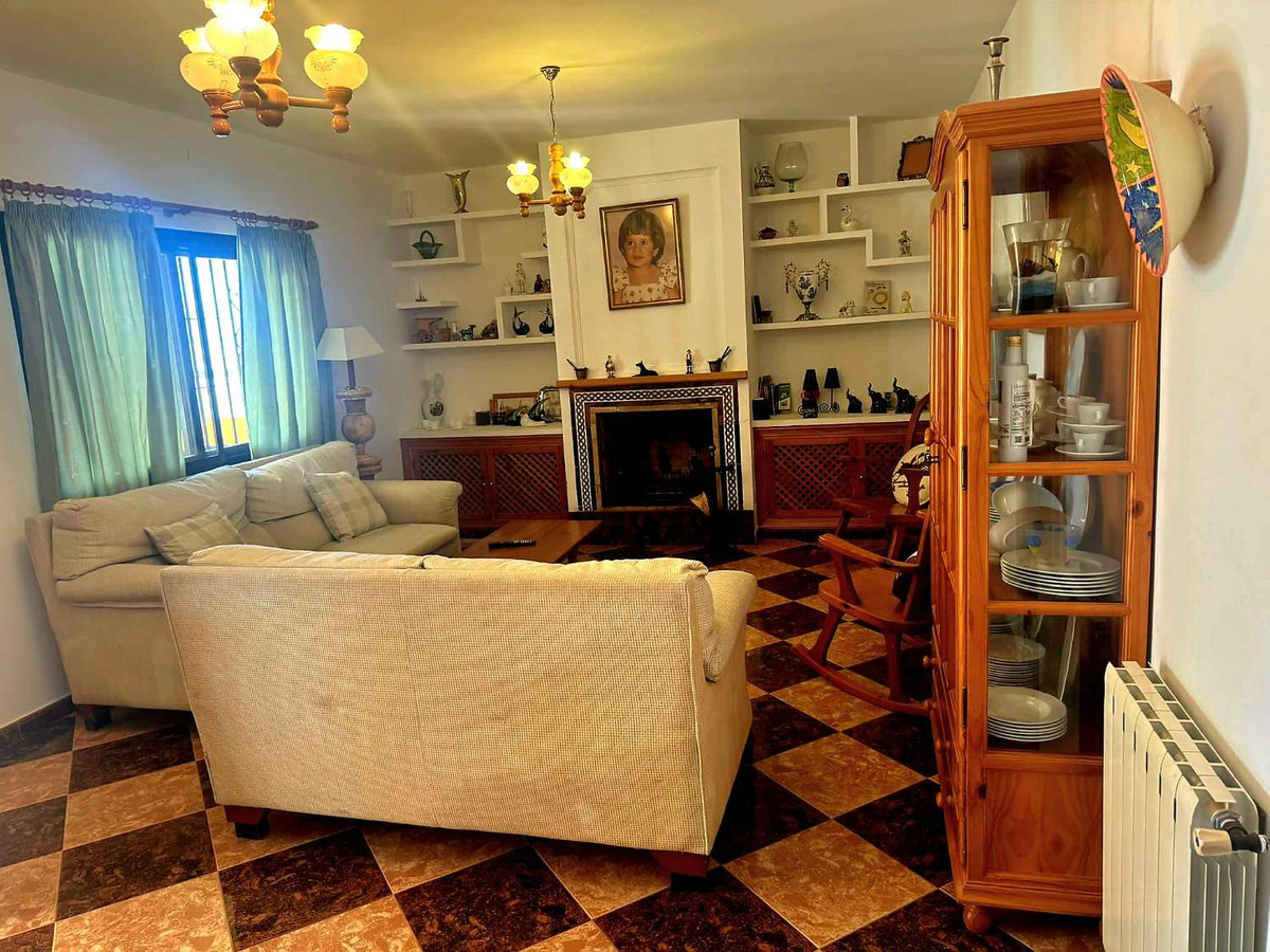 4 Bedroom Villa in Marbella - Photo 9