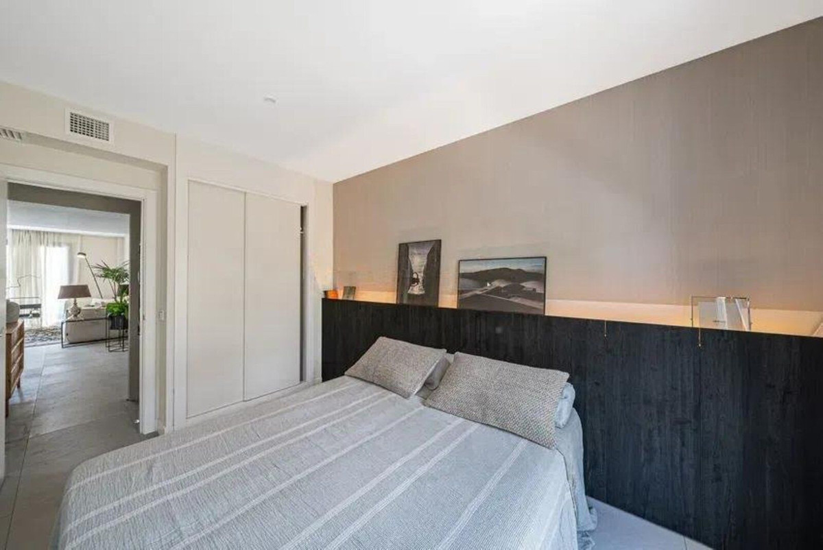 3 Bedroom Apartment in Estepona - Photo 12