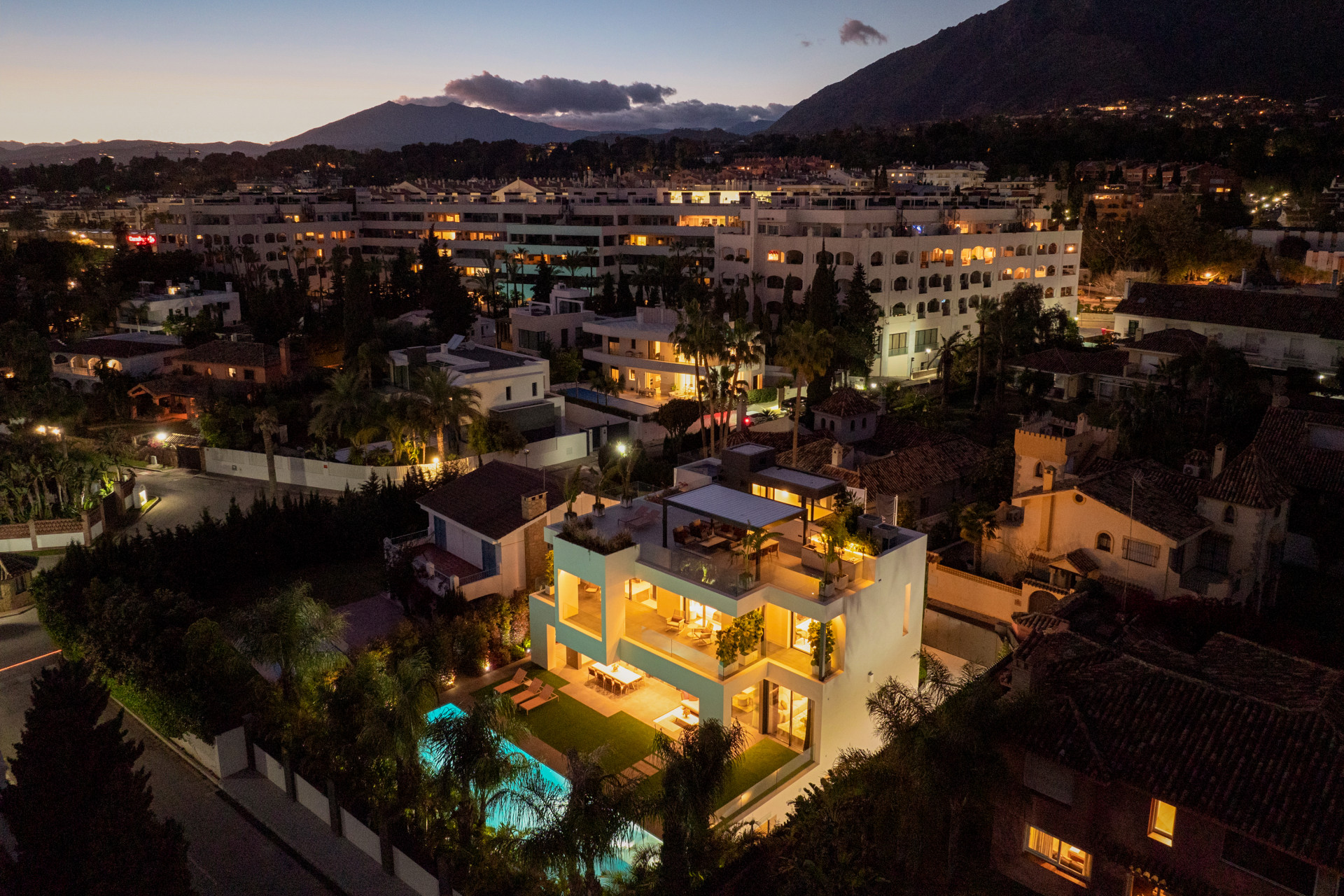 5 Bedroom Villa in Marbella - Photo 2