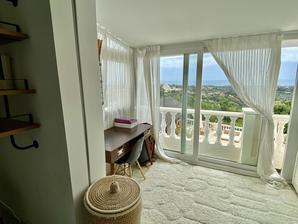 4 Bedroom Villa in Estepona - Photo 38