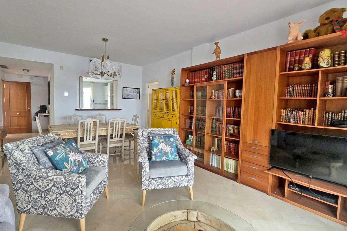 2 Bedroom Apartment in Estepona - Photo 9