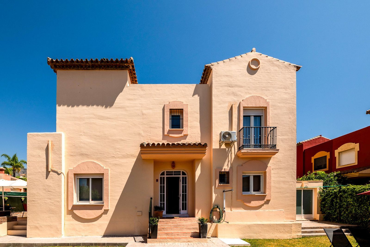 4 Bedroom Villa in Marbella - Photo 2