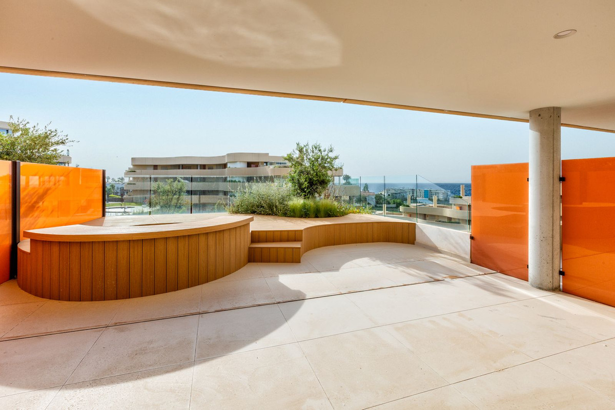 2 Bedroom Apartment in Fuengirola - Photo 3
