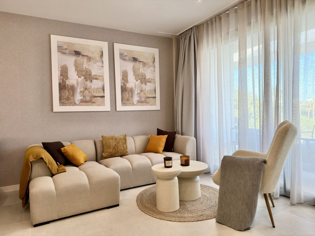 2 Bedroom Apartment in Estepona - Photo 4
