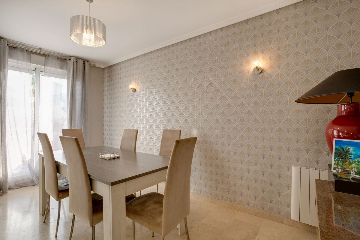 5 Bedroom Townhouse in Estepona - Photo 4