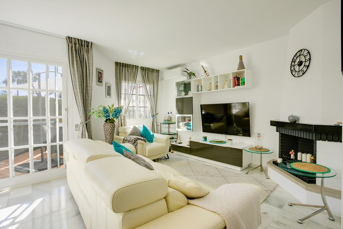 3 Bedroom Townhouse in Estepona - Photo 2
