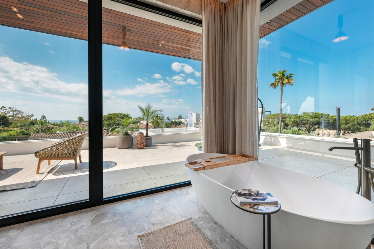 6 Bedroom Villa in Marbella - Photo 36