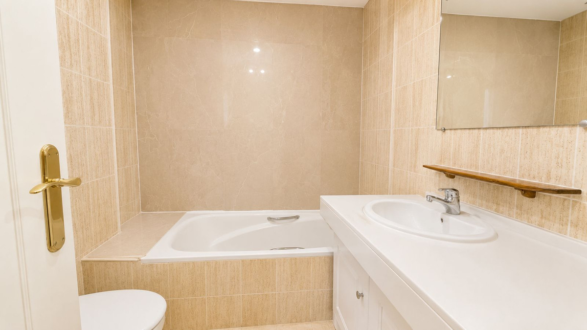 1 Bedroom Apartment in Mijas - Photo 9
