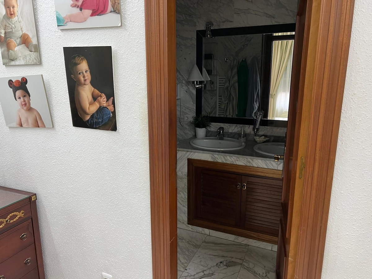 4 Bedroom Villa in Marbella - Photo 35