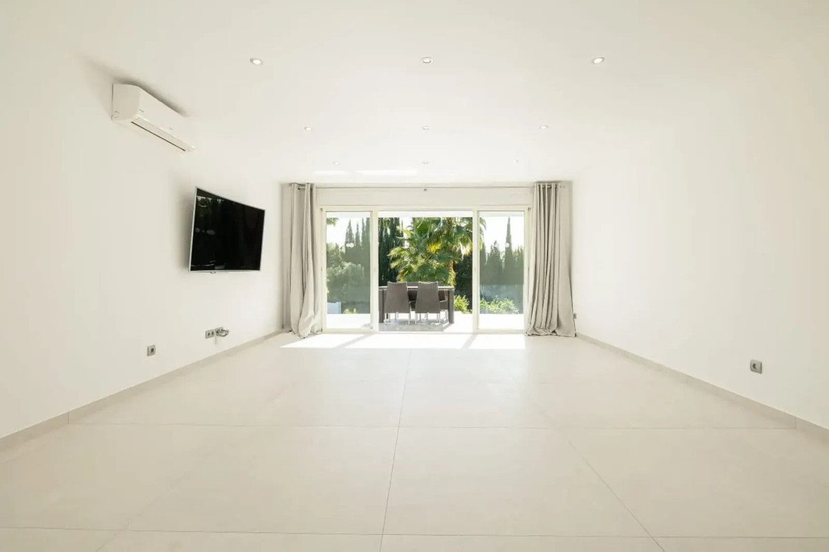 4 Bedroom Villa in Estepona - Photo 20