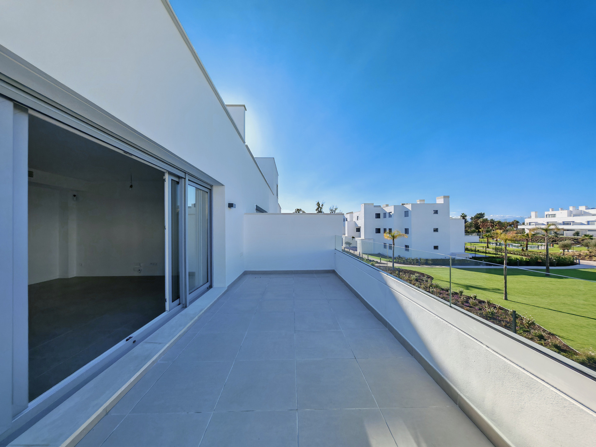 2 Bedroom Apartment in Estepona - Photo 2