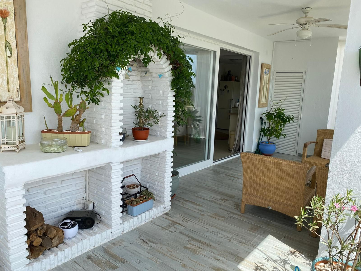 2 Bedroom Penthouse in Estepona - Photo 8