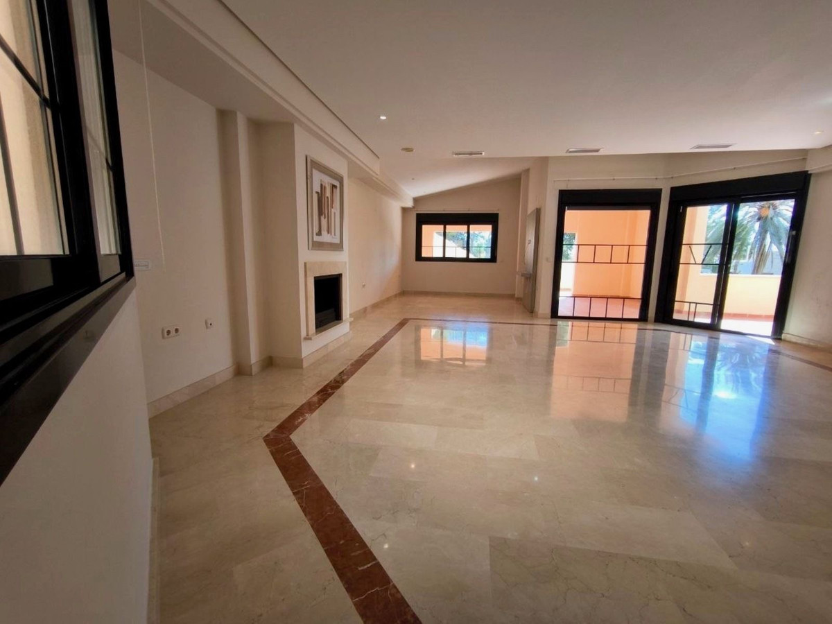 Piso de 3 dormitorios con piscina en Málaga – Foto 4