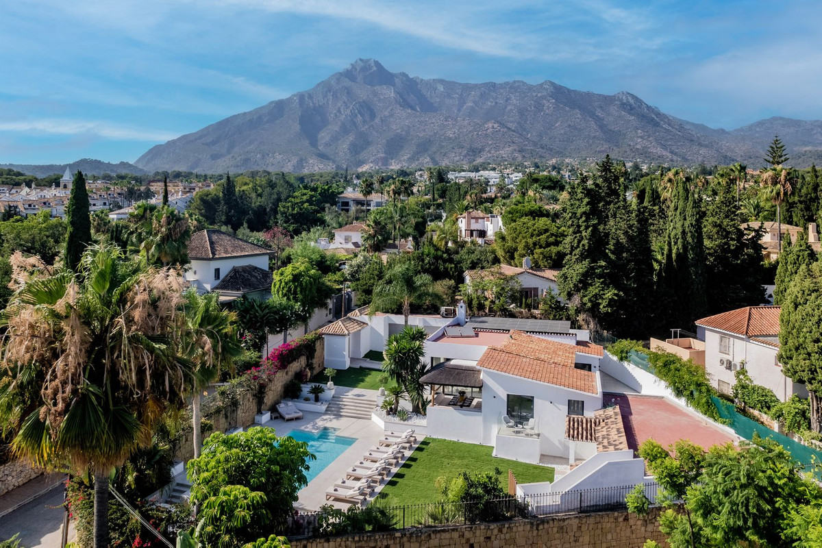 6 Bedroom Villa in Marbella - Photo 8