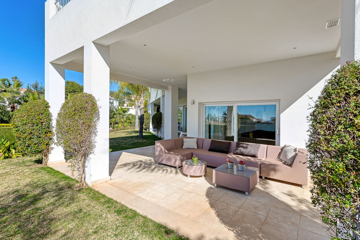 4 Bedroom Villa in Marbella - Photo 17