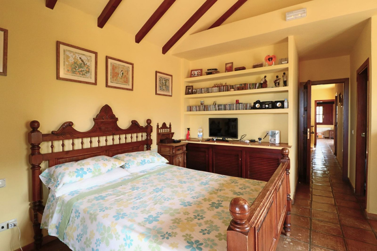 4 Bedroom Villa in Marbella - Photo 18