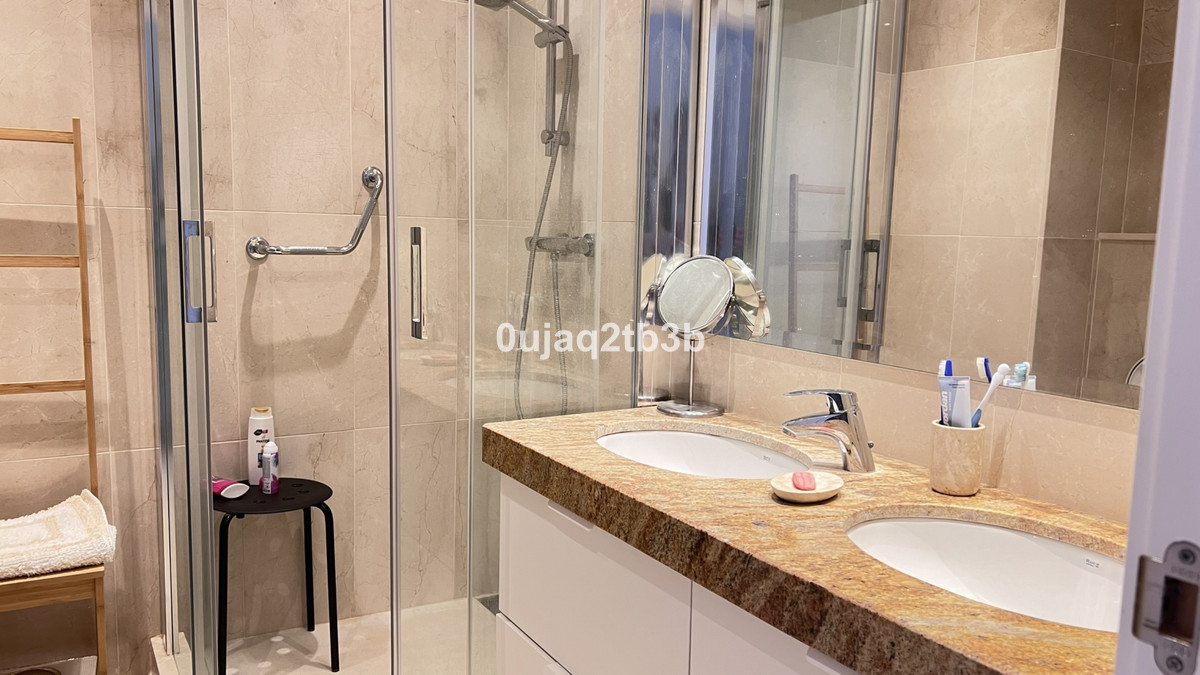 4 Bedroom Apartment in Marbella - Photo 36