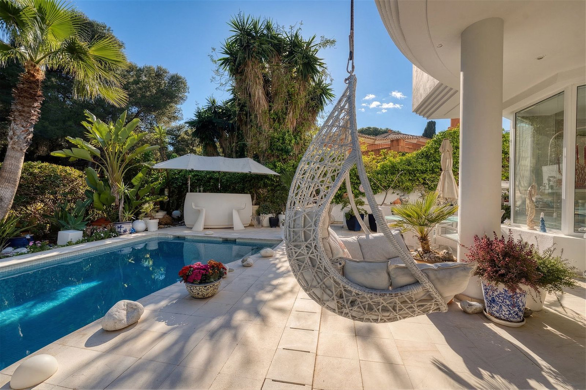 4 Bedroom Villa in Estepona - Photo 8
