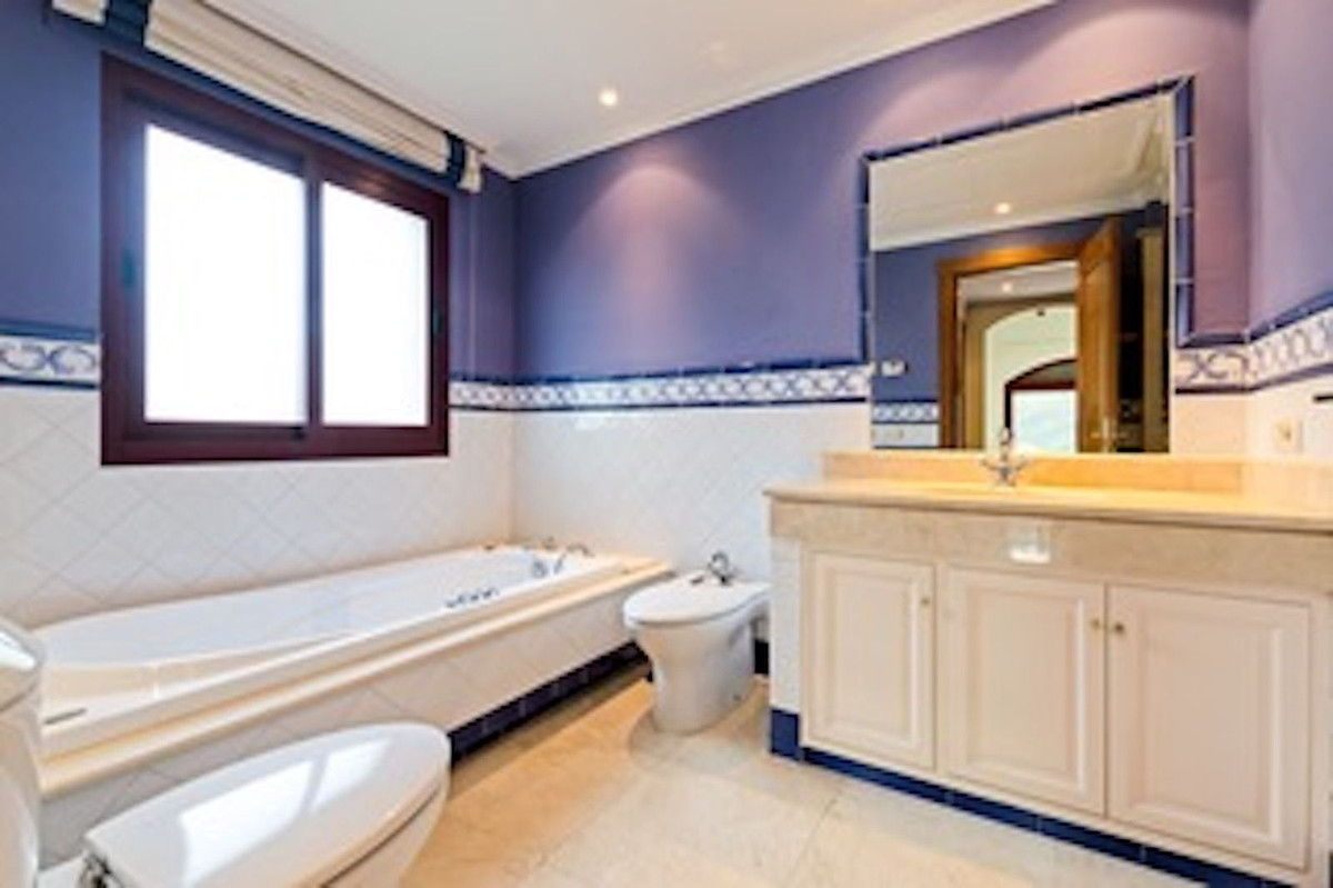 4 Bedroom Villa in Marbella - Photo 17