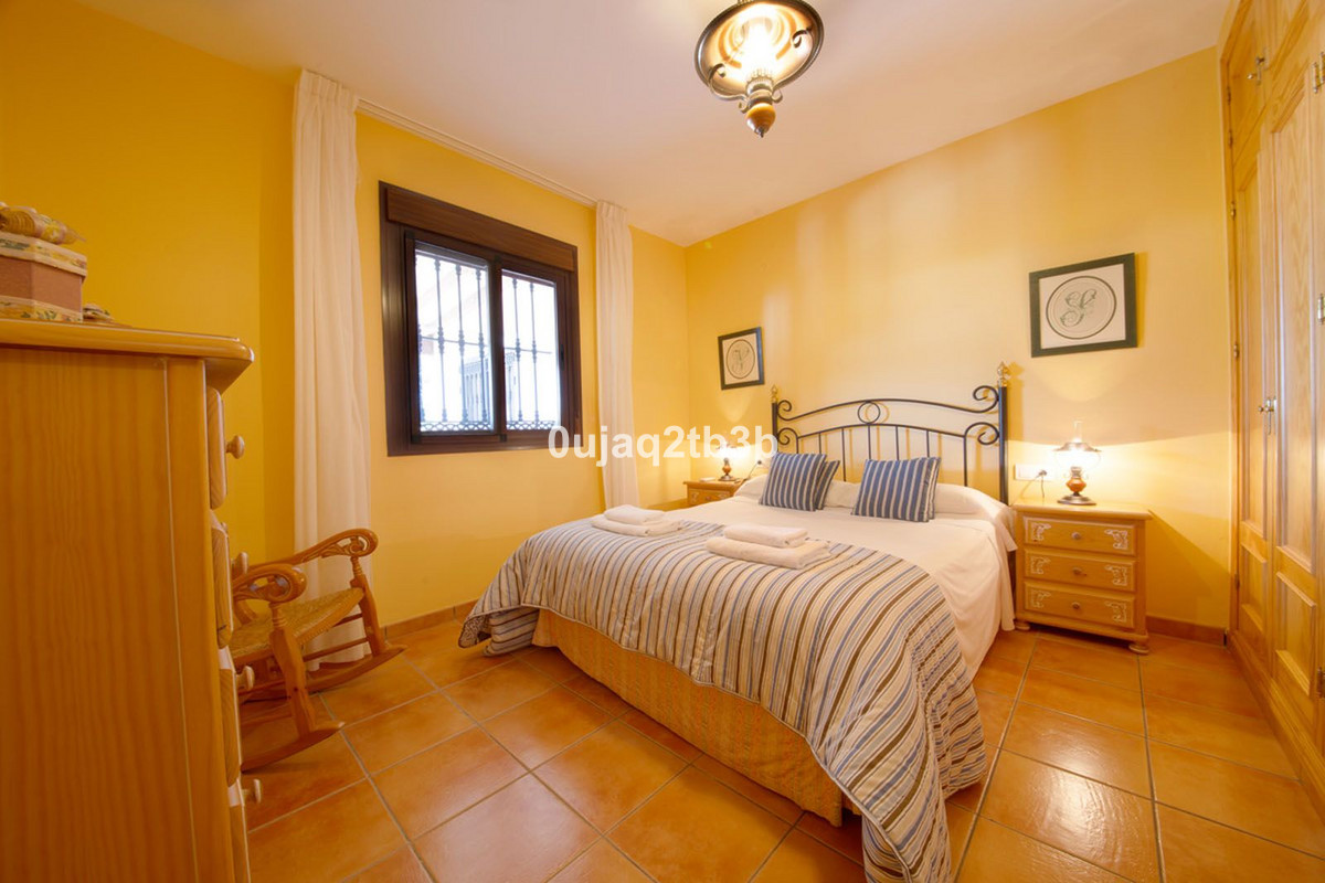 6 Bedroom Villa in Estepona - Photo 14
