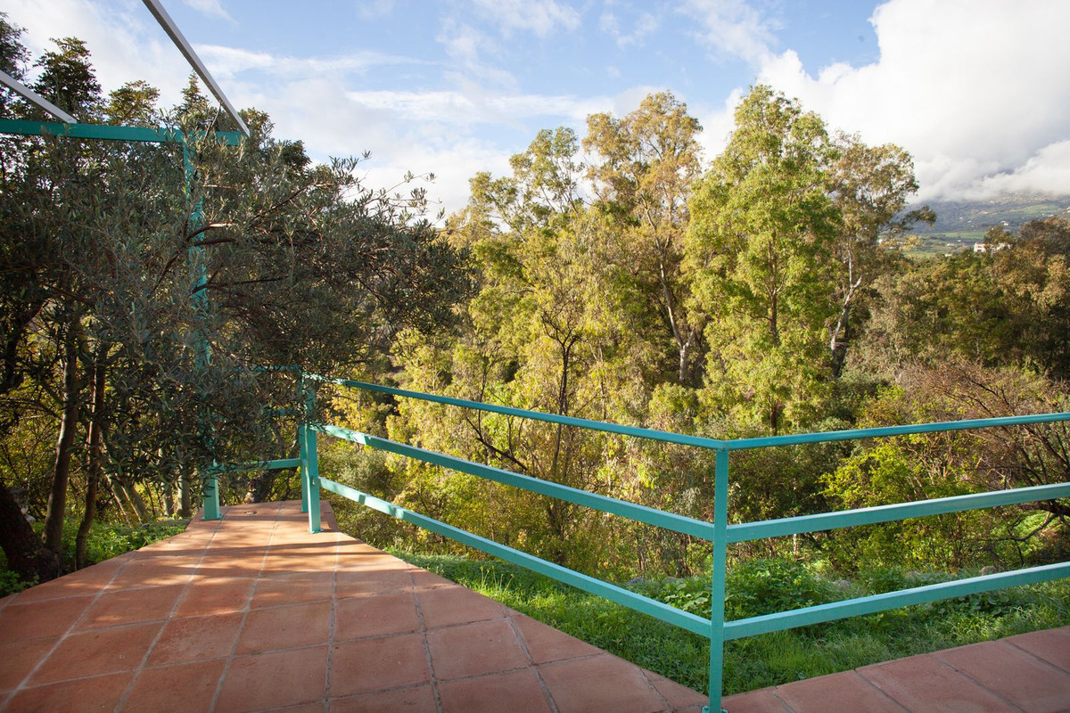 Chalet de 4 dormitorios con piscina en Málaga – Foto 14