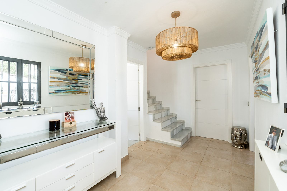 5 Bedroom Villa in Estepona - Photo 21