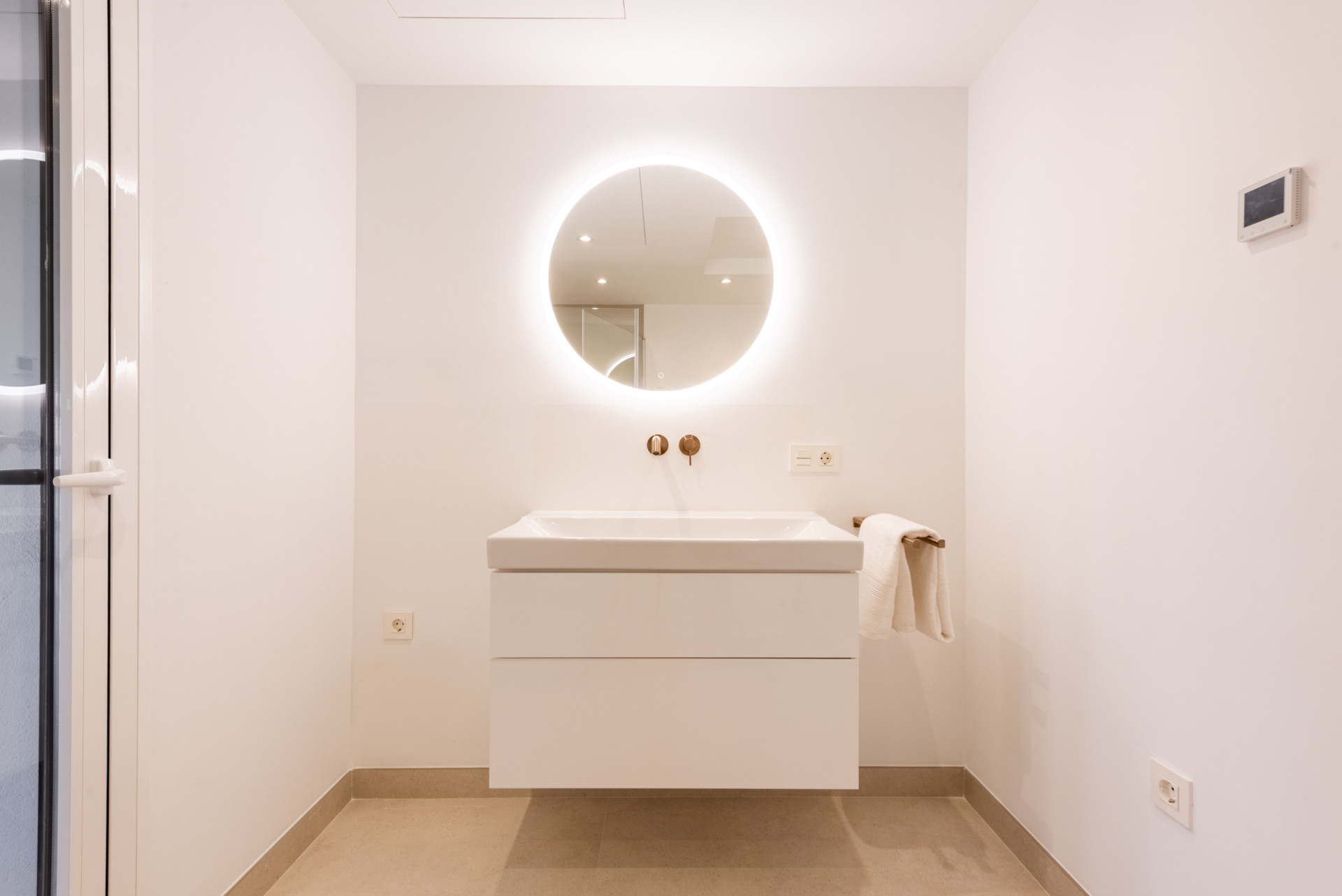 2 Bedroom Penthouse in Benahavís - Photo 24