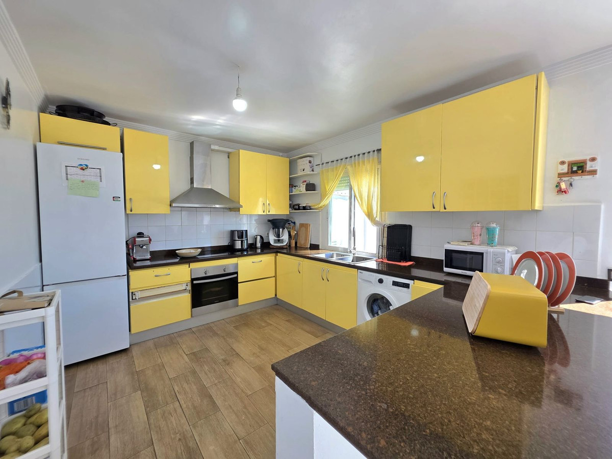 3 Bedroom Townhouse in Estepona - Photo 6