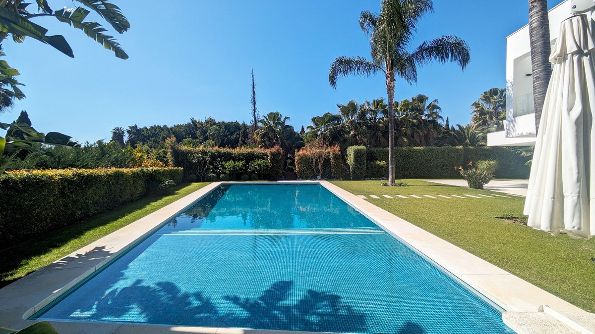 5 Bedroom Villa in Marbella - Photo 8