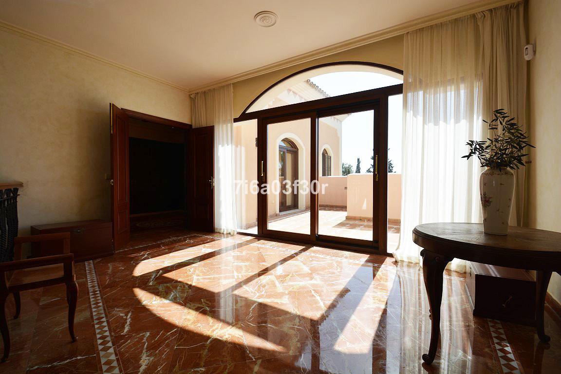 5 Bedroom Villa in Marbella - Photo 27