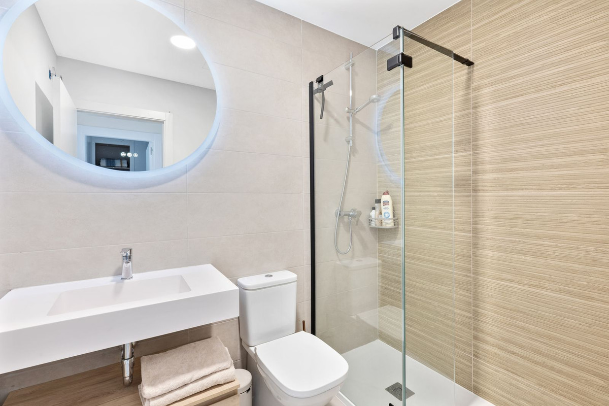 2 Bedroom Penthouse in Estepona - Photo 25
