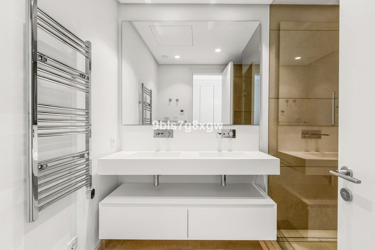 3 Bedroom Apartment in Benahavís - Photo 24