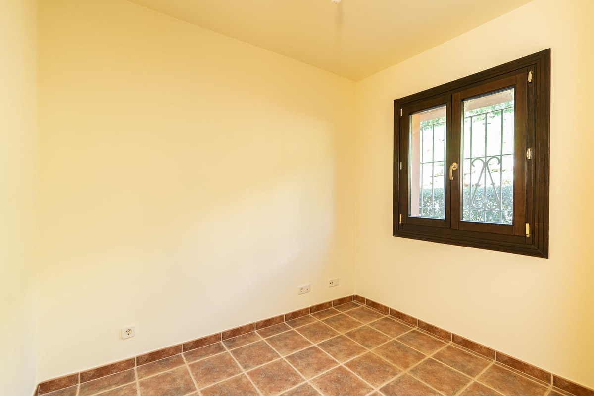 4 Bedroom Townhouse in Estepona - Photo 10
