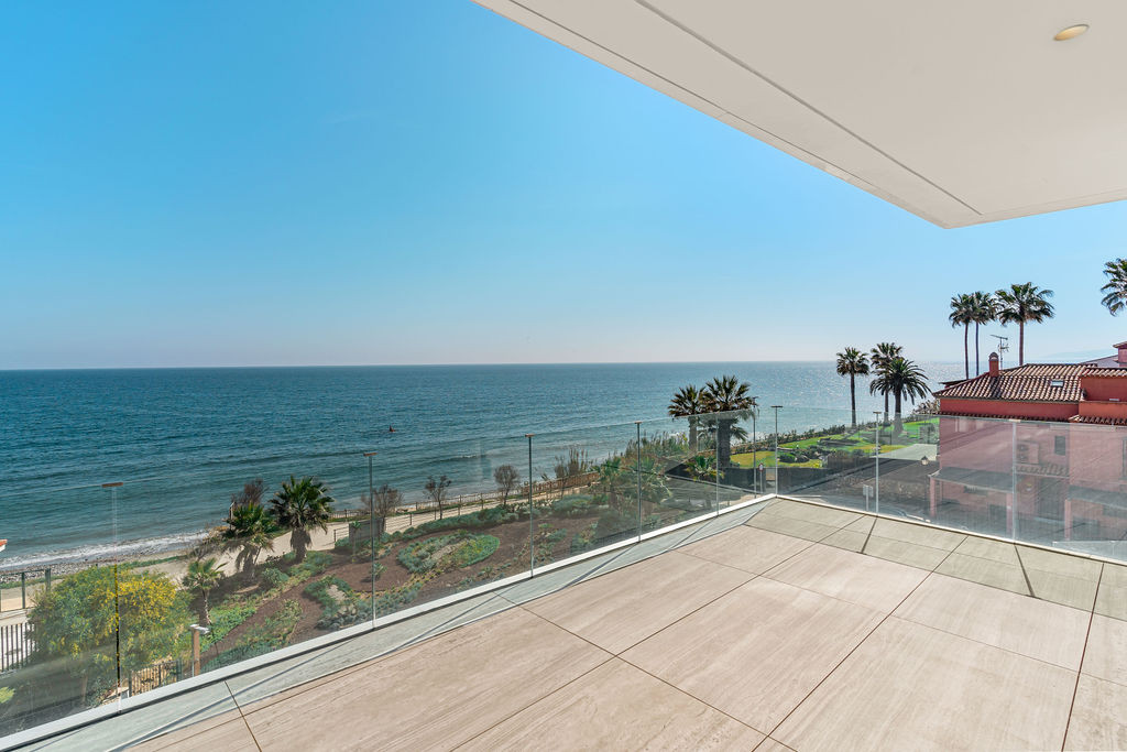 4 Bedroom Penthouse in Estepona - Photo 15
