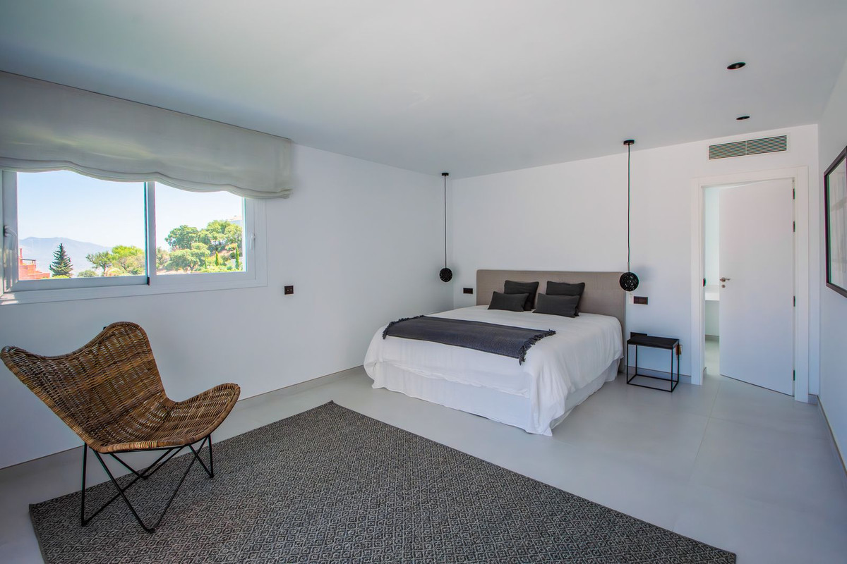 4 Bedroom Villa in Marbella - Photo 22