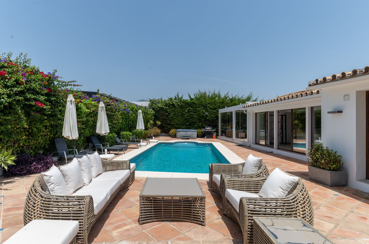 8 Bedroom Villa in San Pedro de Alcántara - Photo 18