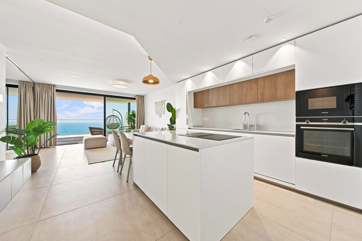 2 Bedroom Apartment in Fuengirola - Photo 4