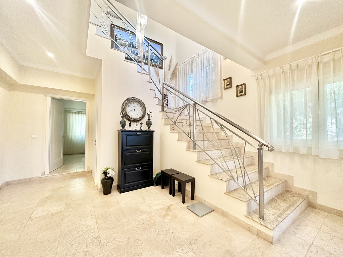 6 Bedroom Villa in Marbella - Photo 8