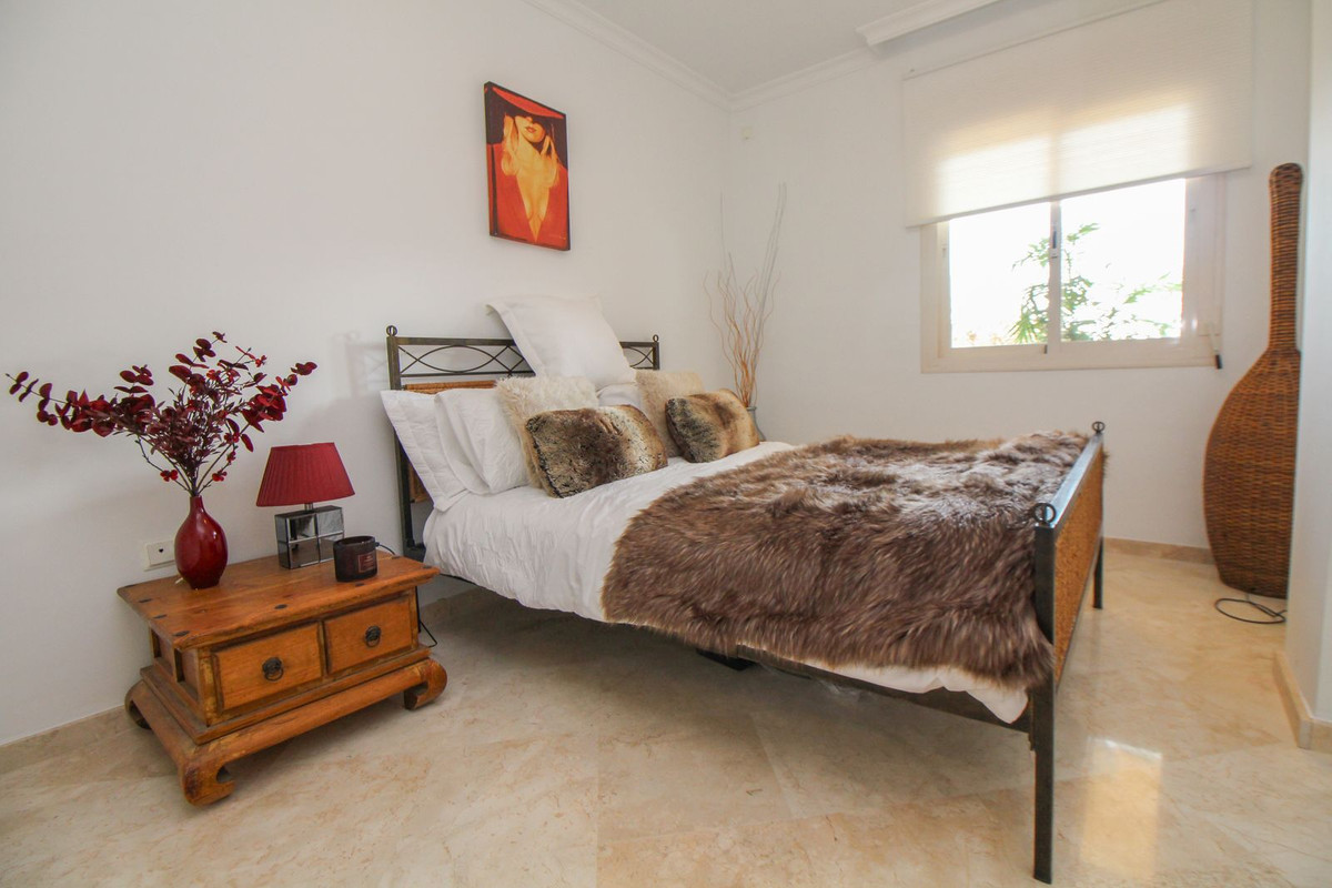 2 Bedroom Apartment in Marbella - Photo 22