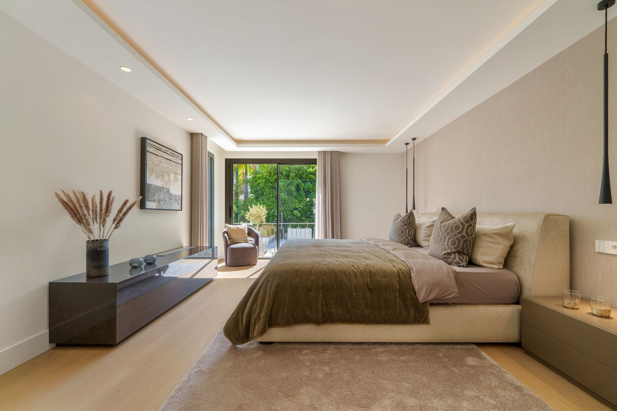 5 Bedroom Villa in Marbella - Photo 34
