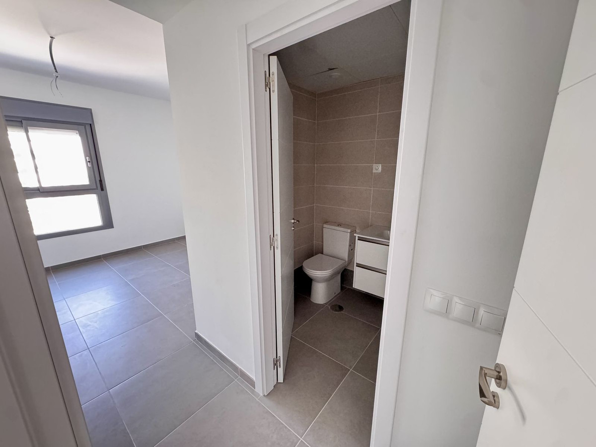 2 Bedroom Apartment in Benalmádena - Photo 29