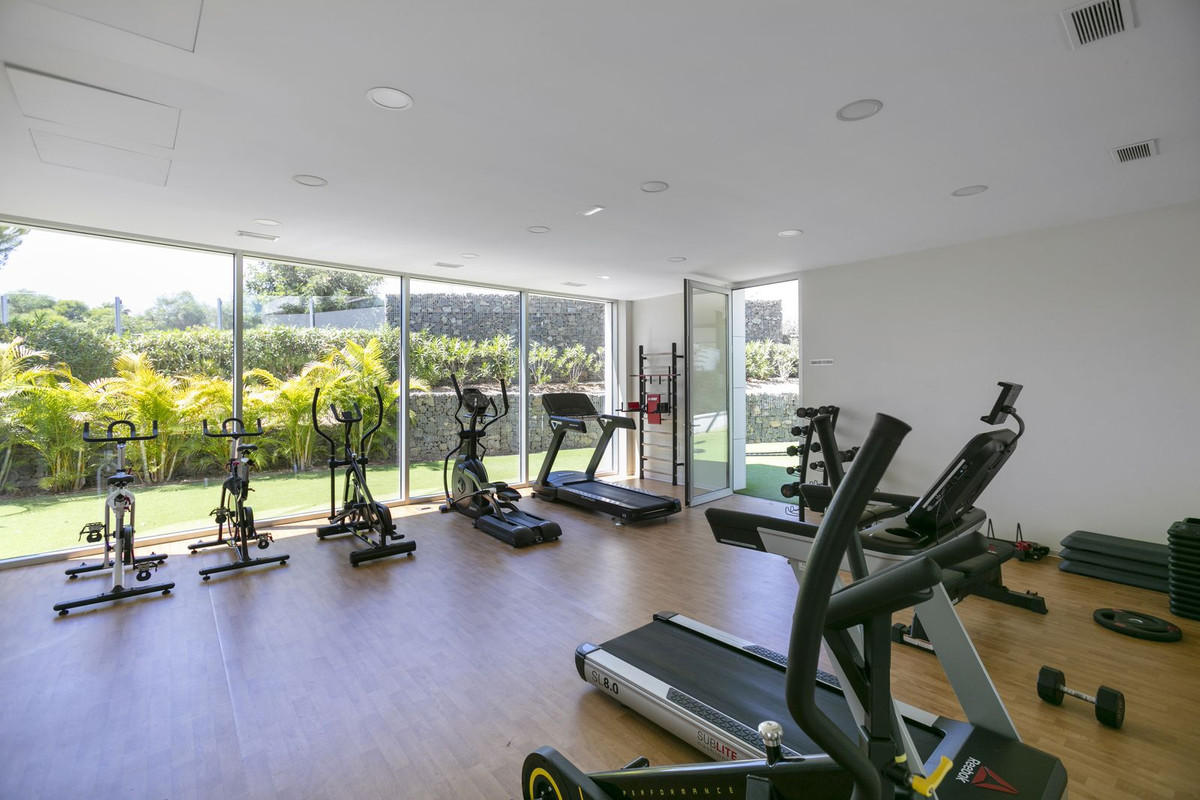 4 Bedroom Apartment in Estepona - Photo 40