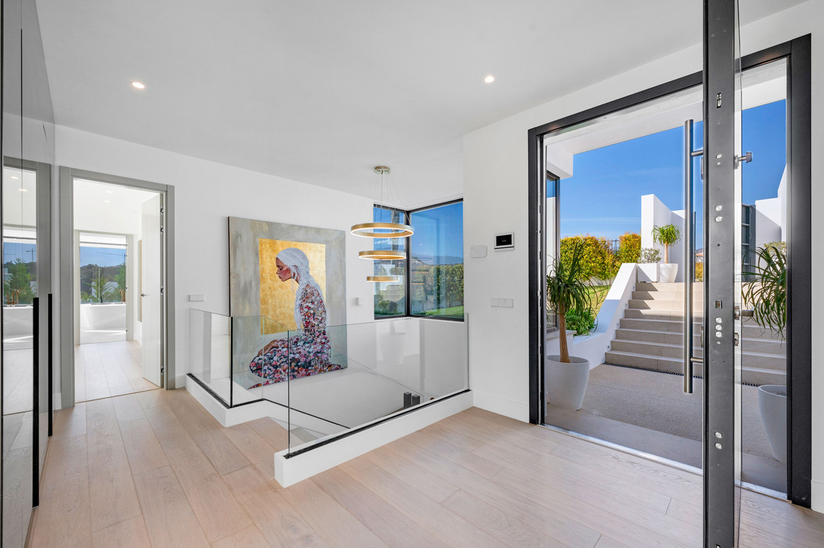 6 Bedroom Villa in Estepona - Photo 6