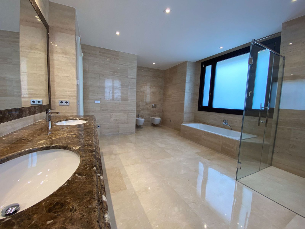 6 Bedroom Villa in San Pedro de Alcántara - Photo 14