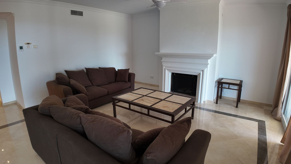4 Bedroom Townhouse in Benahavís - Photo 18