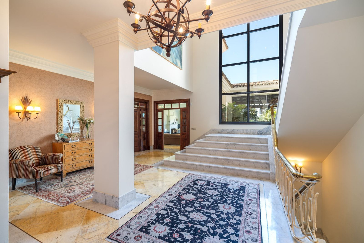 6 Bedroom Villa in Marbella - Photo 12