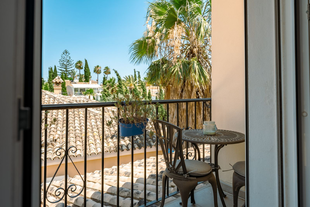 4 Bedroom Villa in Estepona - Photo 17