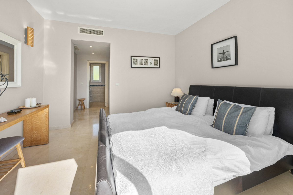 3 Bedroom Penthouse in Benahavís - Photo 12