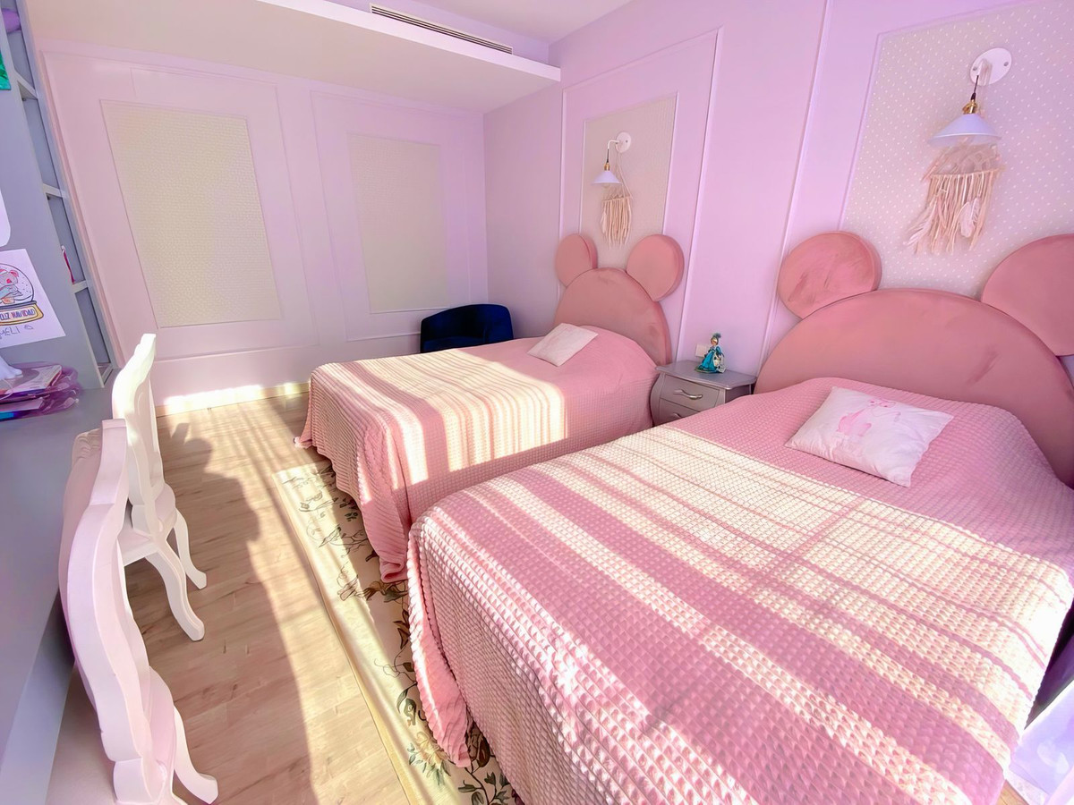 4 Bedroom Apartment in Benahavís - Photo 27